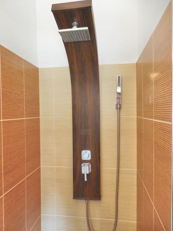 Orange Bamboo Suite Split Bagian luar foto